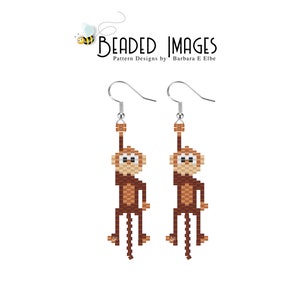 Puede incluir: Un par de pendientes de mono con cuentas marrones y tostadas. Los monos cuelgan de ganchos de pendientes plateados.
