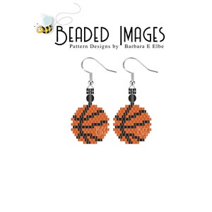 以下が含まれることがあります： バスケットボールのデザインのビーズイヤリングのペア。イヤリングはオレンジとブラックで、シルバーのフックが付いています。