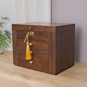 Schmuckkästchen/Spiegel Nussbaum Schmuckschatulle/verschlossene Nussbaum Schmuckschatulle/Damen Schmuckkollektion/personalisiertes Geschenk