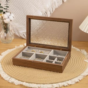 Schmuckschatulle / Schmuckschatulle aus Nussbaum mit Glasaufsatz / geschnitzte Schmuckschatulle / Schmuckschatulle aus Holz mit mehreren Fächern / personalisiertes Geschenk / Geschenk für Sie
