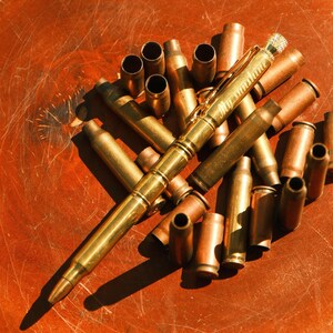 Bolígrafo de casquillo de bala hecho a mano, grabado personalizado, regalo militar personalizado, regalo único para él, bolígrafo de latón artesanal, bolígrafo de latón reciclado