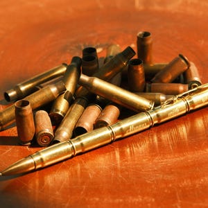 Handgefertigter Patronenkugelschreiber aus Messing K54 – Geschenk mit individueller Gravur für Männer im Militärstil, perfekt zum Vatertag und für ?"