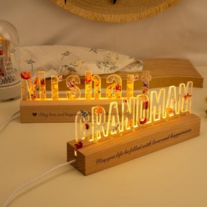 Luz de noche con letra personalizada y flor, lámpara con nombre de flor colorida, luz de noche con nombre inicial y base grabada, regalo de cumpleaños para un amigo