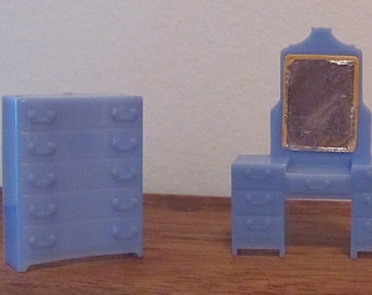 jaren 1950 vintage miniatuur blauw plastic slaapkamermeubilair voor Doll's House of Assemblage gerecycleerd set van 4 geallieerde U.S.A.