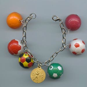 サッカーテーマのチャームコレクションブレスレット、サッカーチャームとサッカーメダリオン付き