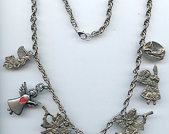 Collar de ángel hecho con dijes coleccionables y mini caja de ángel con ángeles en el interior