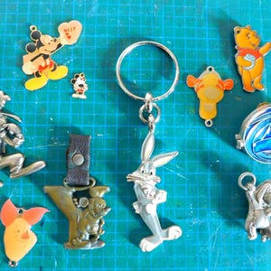 Vintage Menge 14 Disney Cartoon Charaktere Pins Schlüsselanhänger Charms