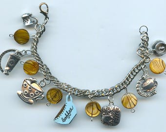 Coffee Lovers bedelarmband gemaakt met koffiekopje bedels en bruine parelmoer wervelkralen