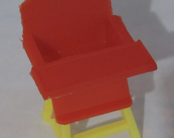 1950's Vintage Miniatuur Rode en Gele Kinderstoel Kunststof Meubilair voor Poppenhuis of Assemblage