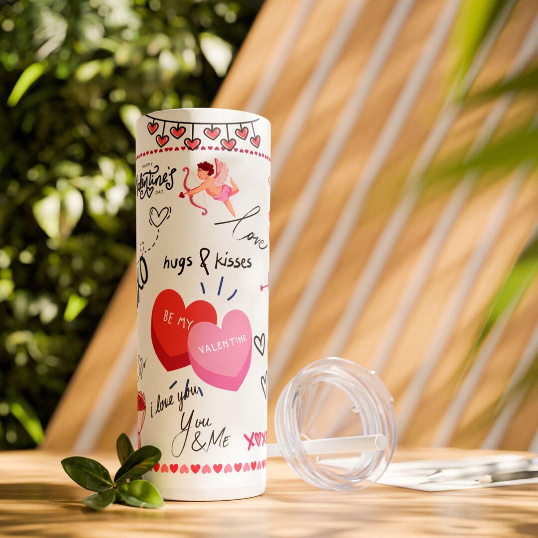バレンタイン ラブ コラージュ スキニー タンブラー 20オンス。ギフト