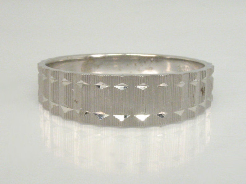 Never Worn Vintage Stock Size 10-14K White Gold Wide Face Tapered Shank Vintage Men/'s Etched Gold Wedding Ring