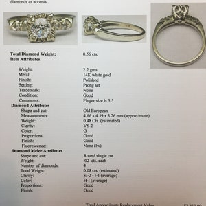 以下が含まれることがあります： 14金ホワイトゴールドの結婚指輪。センターにオールドヨーロピアンカットのダイヤモンド、アクセントにラウンドシングルカットのダイヤモンドがセットされています。ダイヤモンドの総重量は0.56カラットです。指輪はポリッシュ仕上げで、爪留めです。指のサイズは5.5です。