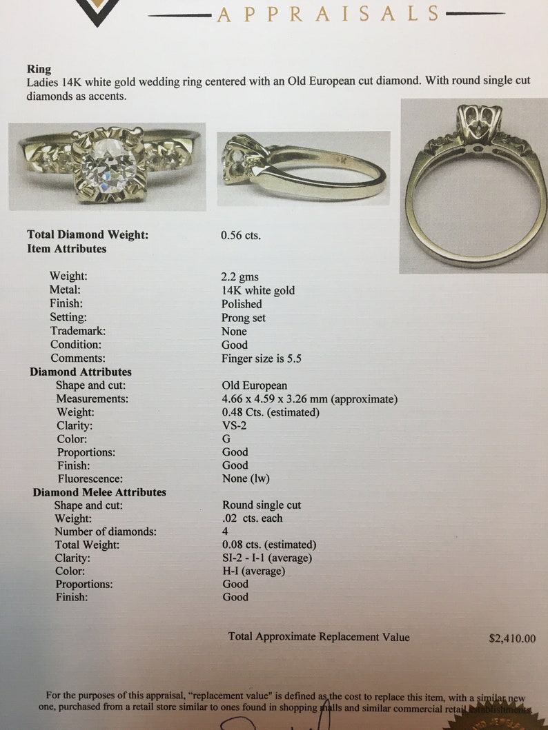 以下が含まれることがあります： 14金ホワイトゴールドの結婚指輪。センターにオールドヨーロピアンカットのダイヤモンド、アクセントにラウンドシングルカットのダイヤモンドがセットされています。ダイヤモンドの総重量は0.56カラットです。指輪はポリッシュ仕上げで、爪留めです。指のサイズは5.5です。
