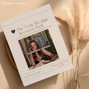 以下が含まれることがあります： 「The Toxic Breakup Recovery Pack」というタイトルのベージュ色の本。女性の写真が掲載されています。テキストには「Your savage guide to healing, hacking & glowing up - for good.」と「I'm the main character.」が含まれています。