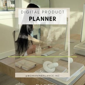 Op de afbeelding: Een digitale productplanner met de tekst "DIGITAL PRODUCT PLANNER" en "35 PAGES. FULL DIGITAL PLANNER." De afbeelding toont een persoon die aan een bureau werkt met een computer, toetsenbord en notitieboek. Het bureau heeft ook decoratieve items.