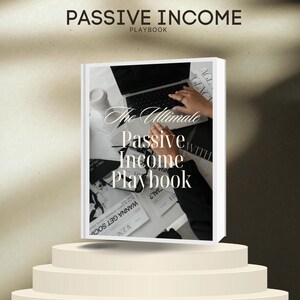 Peut inclure: Un livre blanc intitulé "The Ultimate Passive Income Playbook" est présenté sur un piédestal blanc. La couverture du livre présente un ordinateur portable, des papiers et une tasse à café. Le texte "PASSIVE INCOME PLAYBOOK" est en haut.