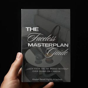 Op de afbeelding: Een boekcover in een hand, getiteld "The Faceless Masterplan Guide". De cover heeft een stijlvol lettertype en de slogan "Lanceer je online merk zonder ooit in beeld te komen". De woorden "Master Resell Rights Attached" zijn ook zichtbaar.