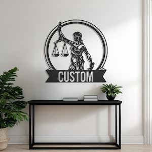 Lady Justitia Metall Wand Kunst, Benutzerdefiniertes Name Kanzlei Kanzlei Zeichen, verliebter Lawyer Geschenk, Kanzlei Dekor, personalisiertes Gerechtigkeitssymbol, Attorney Wandschild