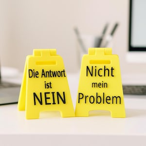 Lustige Kleinigkeit für Kollegen, Mini Schild – Geschenkidee mit Spruch für Schreibtisch, beidseitig bedruckt, Aufsteller Humor Büro