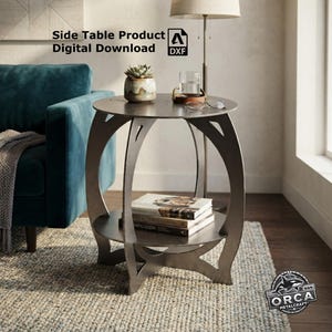 Pode incluir: Uma mesa lateral redonda de metal com acabamento cinza escuro, apresentando um tampo circular e uma prateleira inferior. A mesa possui pernas curvas de estrutura aberta. O texto na imagem diz: Side Table Product Digital Download DXF.