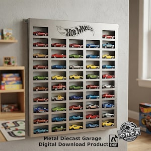 Può includere: Un espositore da parete rettangolare in metallo argentato con il logo Hot Wheels nella parte superiore. Il rack contiene cinque colonne verticali e dieci file orizzontali di scomparti rettangolari individuali, ciascuno contenente una piccola auto giocattolo.