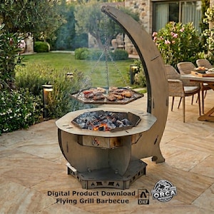 Könnte beinhalten: Metall-Flugggrill-Barbecue mit Hängegrill und Feuerstelle. Der Grill, an Ketten aufgehängt, enthält gegarte Speisen. Die Feuerstelle enthält glühende Glut. Der Text "Flying Grill Barbecue" ist sichtbar.