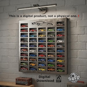 Puede incluir: Un estante de exhibición rectangular de metal montado en la pared con cincuenta compartimentos individuales para autos de juguete. La unidad presenta una silueta de auto deportivo cortada con láser en la parte superior. Texto: This is a digital product, not a physical one. Digital Download.