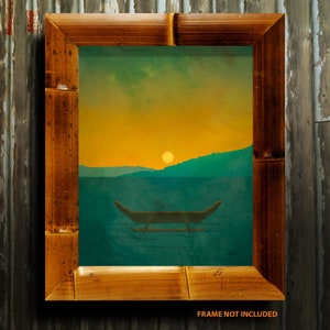 Pu&ograve; includere: Un dipinto incorniciato che rappresenta un tramonto su uno specchio d'acqua, con una silhouette di una canoa in primo piano. Il dipinto presenta una gamma di colori verde, giallo e arancione.