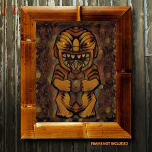 Puede incluir: Una ilustración enmarcada de un dios tiki con ojos brillantes, sosteniendo una figura tiki más pequeña en sus manos. El fondo es un patrón oscuro y texturizado.