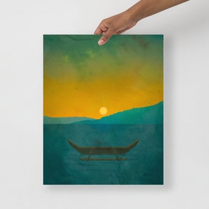 Pu&ograve; includere: Un dipinto digitale di un tramonto su uno specchio d'acqua con una singola canoa a bilanciere in primo piano. Il cielo &egrave; un gradiente di giallo, arancione e verde, con un solo sole giallo al centro. L'acqua &egrave; di un colore blu-verde scuro.