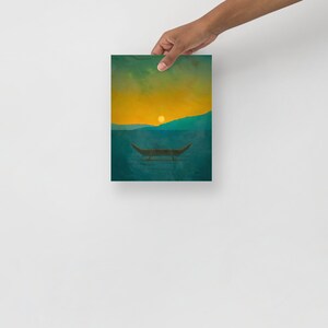 Pu&ograve; includere: Un dipinto digitale di un tramonto su uno specchio d'acqua con una piccola barca al centro.