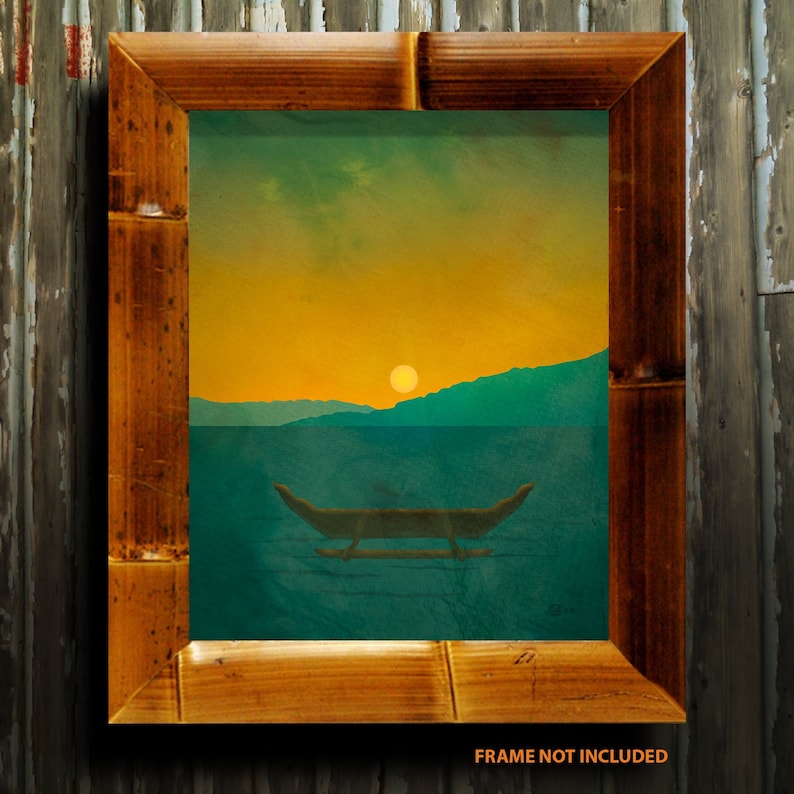 Pu&ograve; includere: Un dipinto incorniciato che rappresenta un tramonto su uno specchio d'acqua, con una silhouette di una canoa in primo piano. Il dipinto presenta una gamma di colori verde, giallo e arancione.
