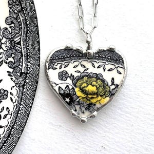 Engelsk transferware med svartvita och gula rosor, Broken China Jewelry, hjärtformat halsband i porslin, Dishfunctional Designs