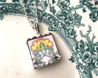 Porzellanschmuck, Anhängerhalskette, Jugendstil Blumen, gelb und grün, antikes Porzellan, Dishfunktionale Designs, gebrochener Porzellanschmuck