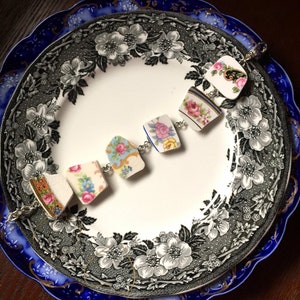 Gioielli in porcellana rotta, bracciale in porcellana rotta, realizzati con piatti antichi in porcellana rotta, maglie in frammenti, gioielli ecologici, Dishfunctional Designs