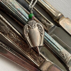 Dishfunctional Designs - Antik smörknivsklocka med hänge, rubin ziosit, klocka 11, vacker blommig, återvunnet silversmycken