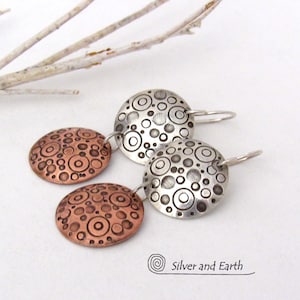 Boucles d&#39;oreilles pendantes petit cercle en argent sterling et cuivre estampées à la main, bijoux en métal mélangé faits main, artisan unique moderne