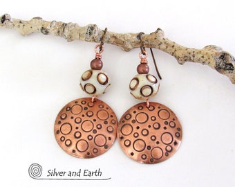 Pendientes boho de cobre estampados a mano con hueso tallado africano, estilo tribal africano étnico boho, joyería artesanal única hecha a mano