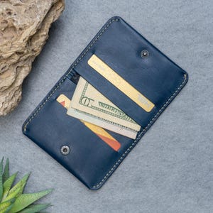 Cartera para tarjetas Ever Slim de cuero puro hecha a mano (color azul) con botón