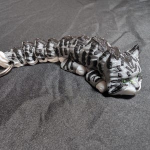 Uroczy brelok z kotem Maine Coon, w pełni przegubowy brelok. Zdobądź swojego własnego futrzanego towarzysza brelok. Sprawdź całą naszą linię Littles.