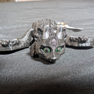 Kitty Cat Dragon Articulated Keychain. Zdobądź swojego własnego latającego, futrzanego towarzysza, breloka, czarnego kociaka. Sprawdź całą naszą linię Littles.