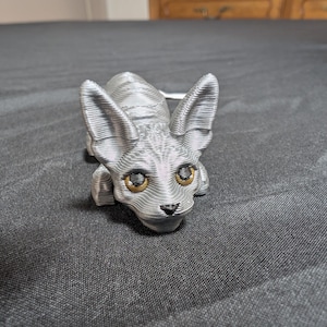 Uroczy brelok z kotem Sphinx, w pełni przegubowy brelok. Zdobądź swojego własnego futrzanego towarzysza brelok. Sprawdź całą naszą linię Littles.