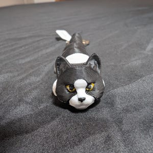 Munchkin Cat w pełni przegubowy brelok. Psy jamniki wśród kotów Zdobądź swojego własnego futrzanego towarzysza brelok Sprawdź całą naszą linię Littles.