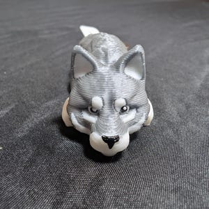 W pełni przegubowy elastyczny brelok Silver Wolf. Przygotuj swój plecak na wędrówkę po zamarzniętej tundrze! Sprawdź całą naszą linię Littles.