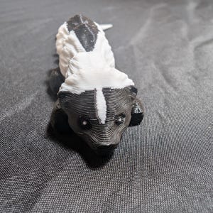Stinky Little Skunk w pełni przegubowy flexi brelok. Gotowy na eksplorację koszy na śmieci i śmieci. Sprawdź całą naszą linię Littles
