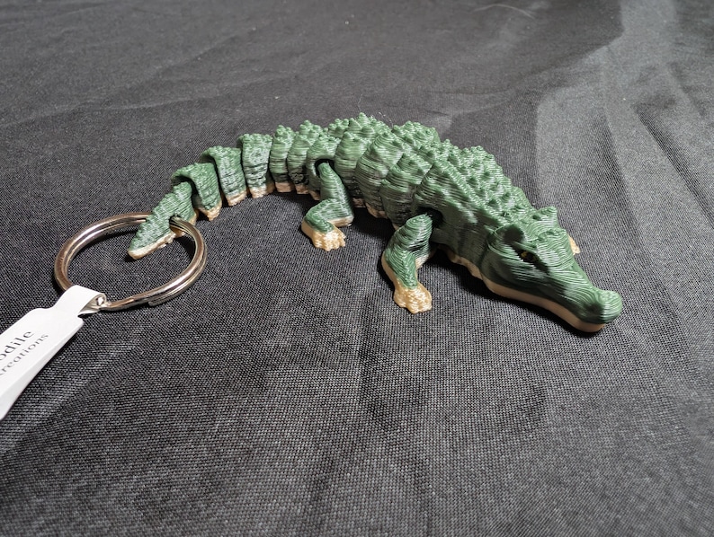 Ledad flexibel nyckelring med alligator/krokodil. Dags att bli köttätare. alligator, krokodil, moderna dinosaurier. Utforska hela vårt Littles-sortiment. bild 1