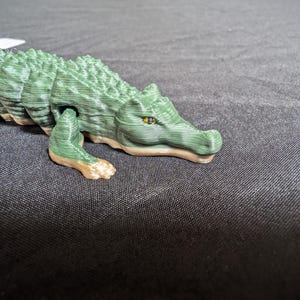 Ledad flexibel nyckelring med alligator/krokodil. Dags att bli köttätare. alligator, krokodil, moderna dinosaurier. Utforska hela vårt Littles-sortiment. bild 2
