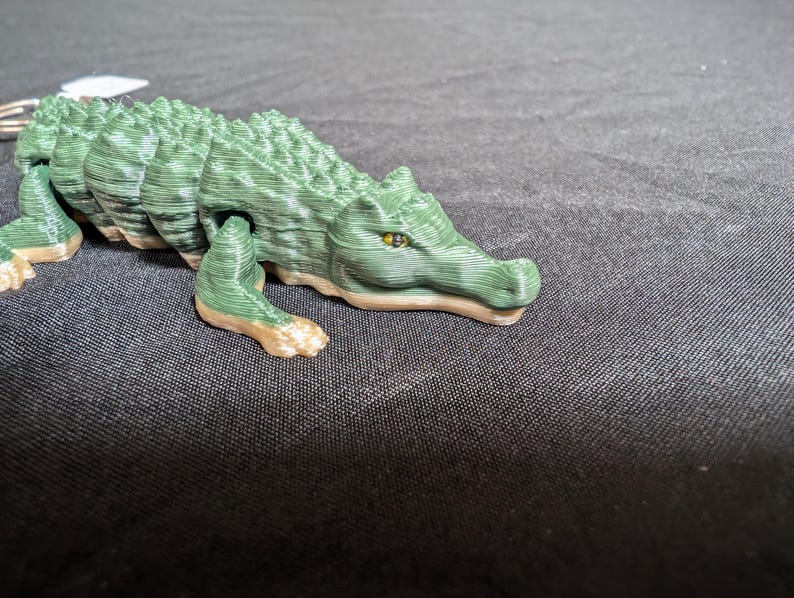 Ledad flexibel nyckelring med alligator/krokodil. Dags att bli köttätare. alligator, krokodil, moderna dinosaurier. Utforska hela vårt Littles-sortiment. bild 2