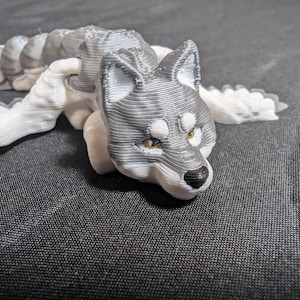 Holy Cow It's a Flying Wolf Brelok łączy w sobie fantazję z praktycznością. Długość 3,75 cala! Sprawdź całą naszą linię breloków Littles
