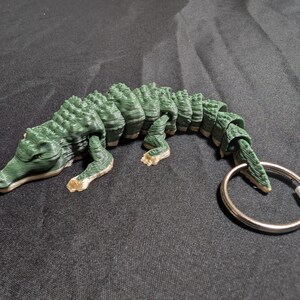 Ledad flexibel nyckelring med alligator/krokodil. Dags att bli köttätare. alligator, krokodil, moderna dinosaurier. Utforska hela vårt Littles-sortiment. bild 3